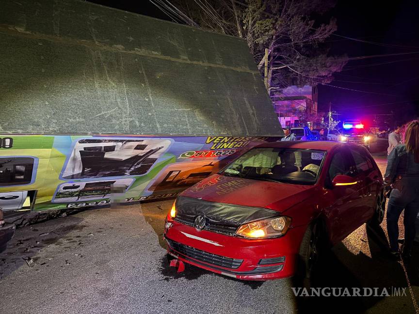 $!El Volkswagen Golf quedó con daños en la parte frontal luego del choque.