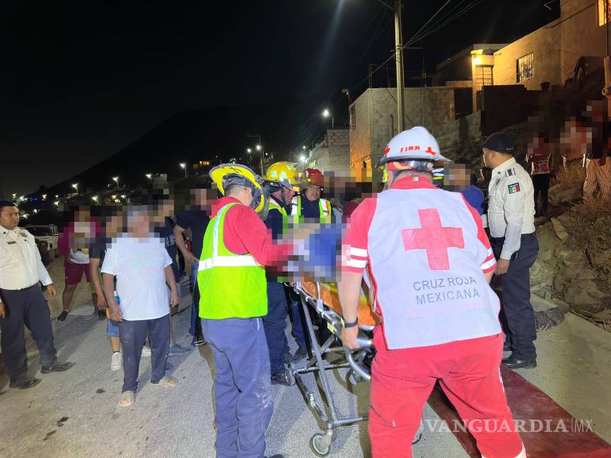 $!Paramédicos de la Cruz Roja estabilizaron al herido antes de trasladarlo a la Clínica 2 del IMSS.