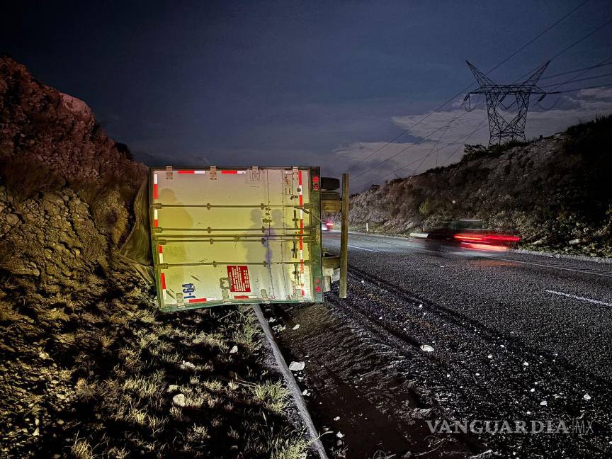 Tractocamión vuelca sobre la carretera libre Saltillo–Monterrey; el conductor resultó ileso