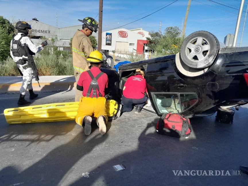Vuelca conductor en la carretera a los Pinos, en Ramos Arizpe