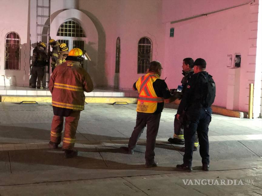 $!Los apagafuegos subieron al techo por un negocio ubicado al lado de la veterinaria.