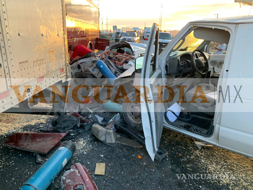 $!Chofer de un autobús de pasajeros ocasiona fuerte accidente en la carretera Saltillo- Monterrey
