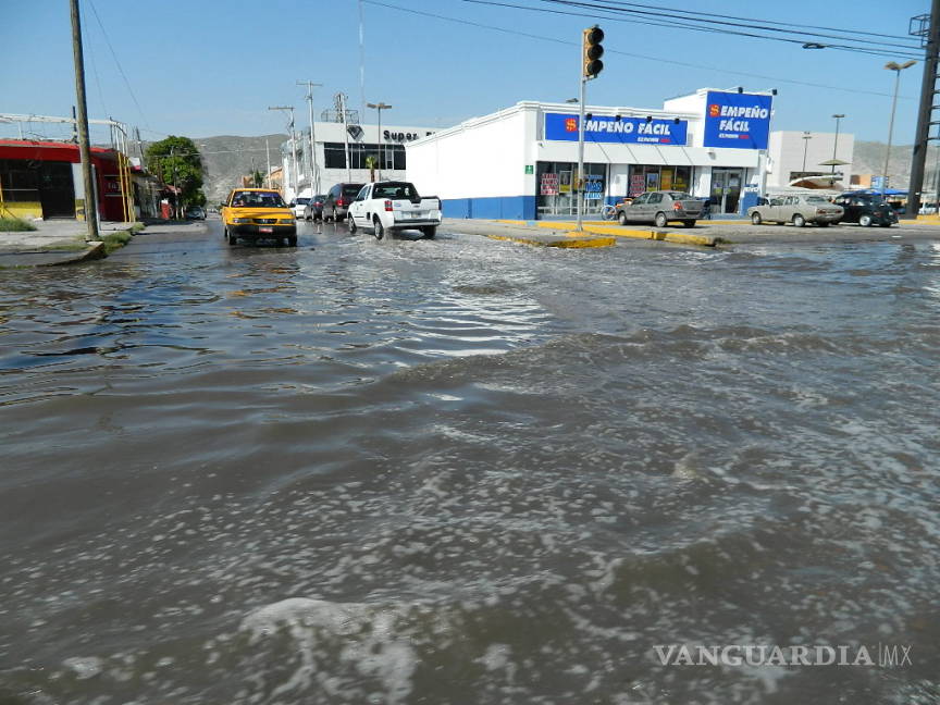 $!Ciudadano reclama a Riquelme por inundaciones; el alcalde se desentiende y pide que no grabe