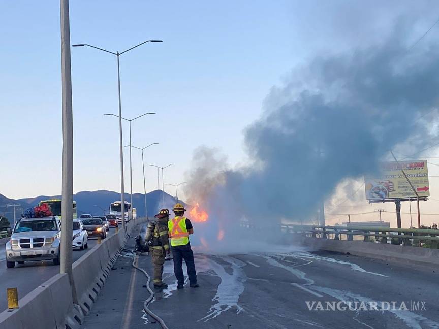 $!Bomberos acudieron al lugar para sofocar el fuego y evitar que se propagara a la zona.