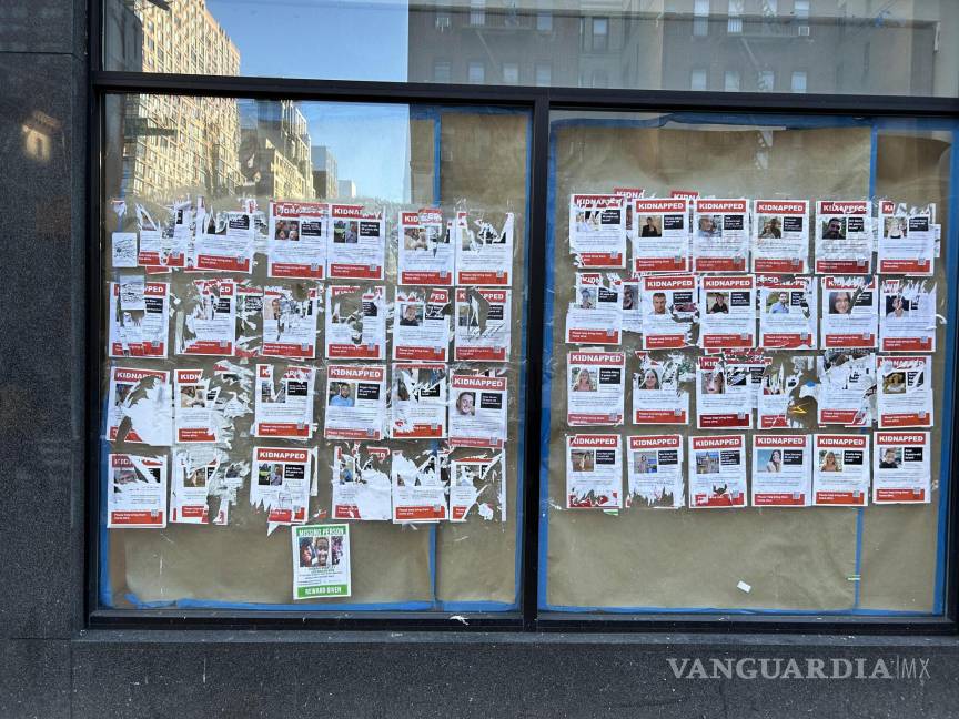 $!Vista de varios carteles destrozados con imágenes de personas secuestradas por Hamás en una calle de Nueva York.