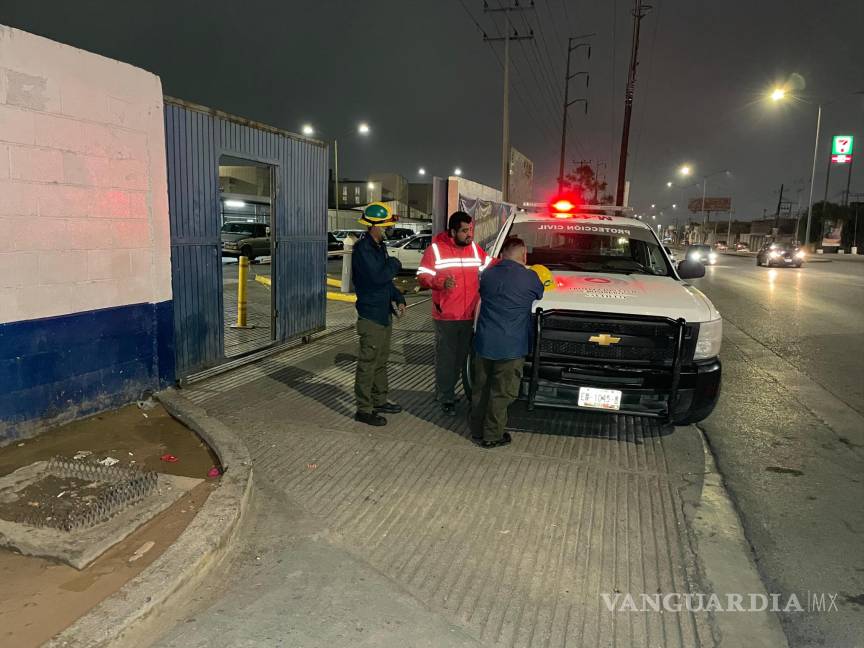 $!Personal de Protección Civil de Saltillo en el lugar del incendio en las instalaciones de Tupy, donde el acceso les fue inicialmente negado por el personal de seguridad de la empresa.