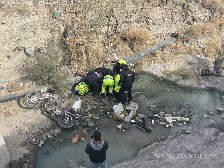 Saltillo: por tomar atajo, motociclista cae a arroyo con todo y el tanque de gas que cargaba