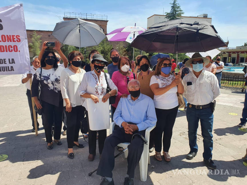 $!Maestros pensionados montan plantón frente a Palacio de Gobierno de Coahuila