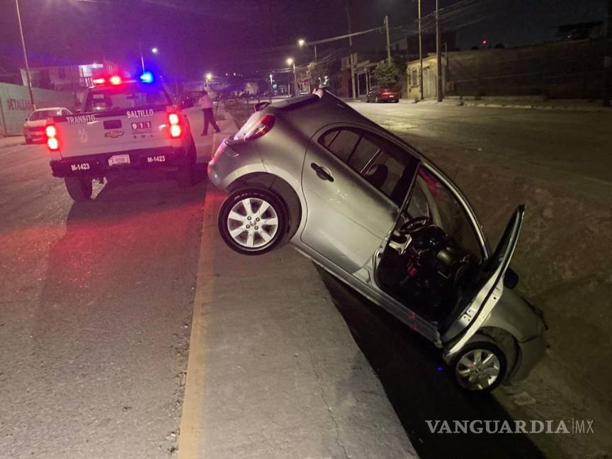 Saltillo: conductor termina en canal pluvial tras noche de fiesta