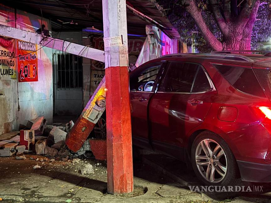 $!El negocio resultó con daños considerables tras el impacto de la camioneta.