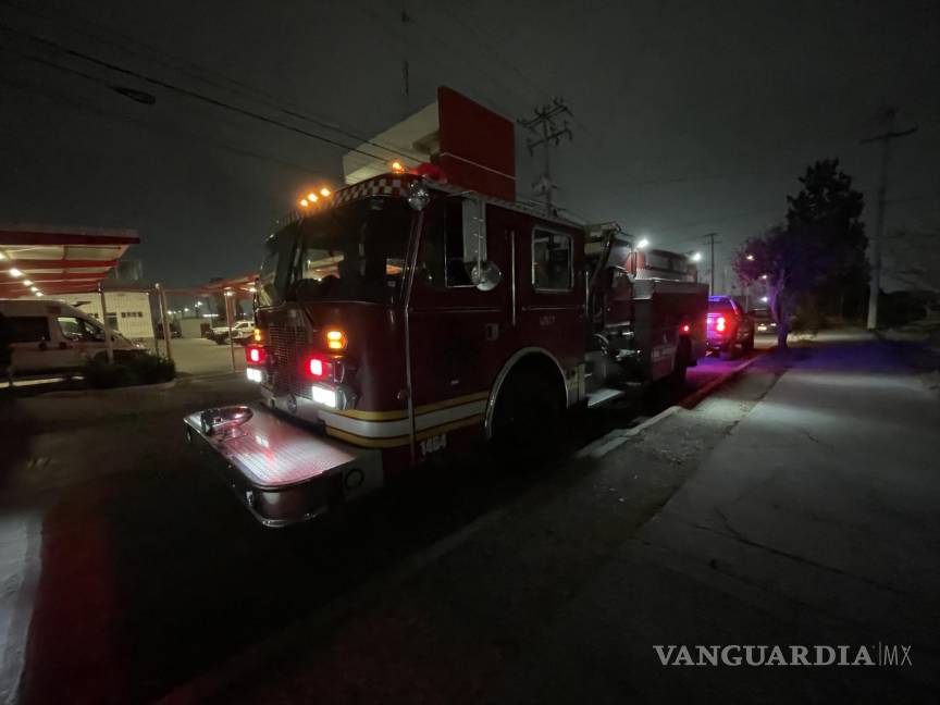 Moviliza a bomberos de Saltillo quema de maleza en arroyo