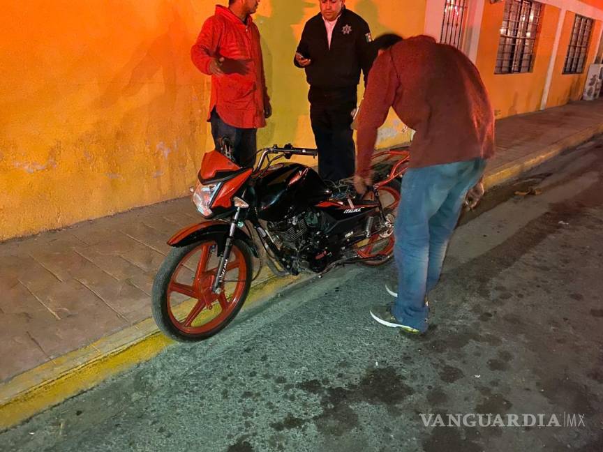 $!Motociclistas chocan en Saltillo; uno se pasó el alto