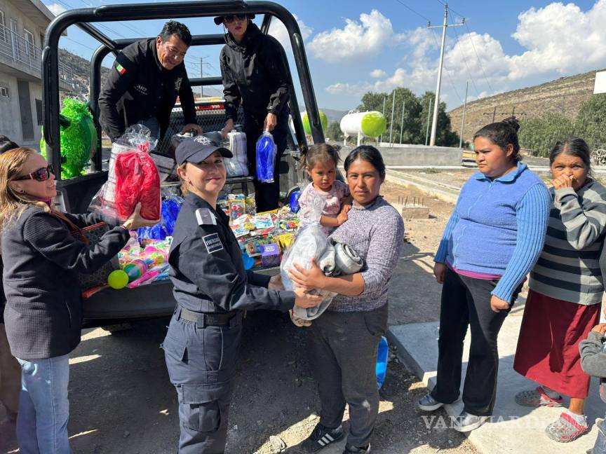 $!Los oficiales participan activamente en la posada, llevando regalos a los niños de la colonia San Nicolás.