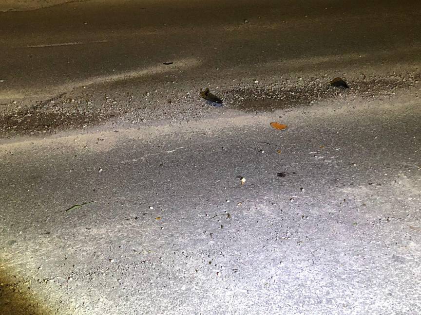 $!El material de construcción hizo que derrapara una de las motos.