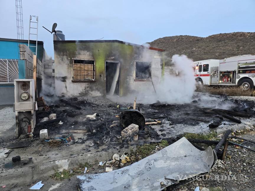 $!La rápida intervención de los bomberos evitó que el fuego afectara a casas vecinas.