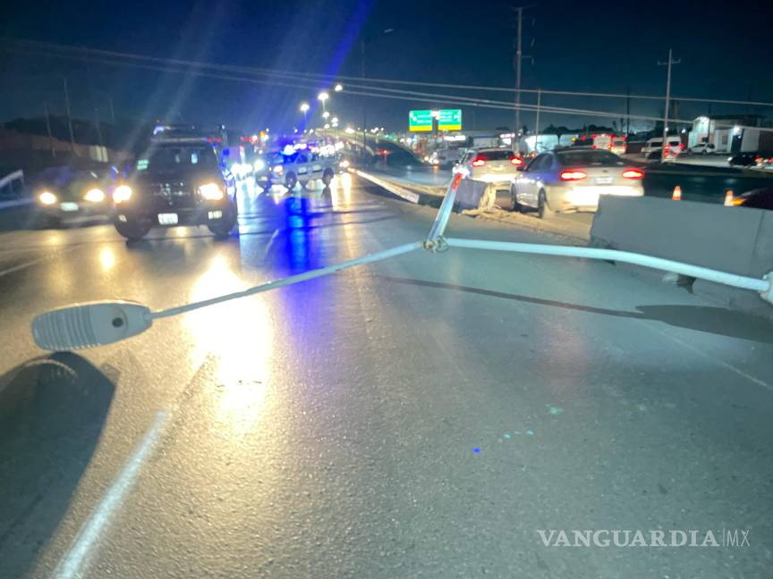 $!Varias luminarias fueron derribadas por un trailero que se dio a la fuga, en el bulevar Fundadores, la noche del pasado jueves.