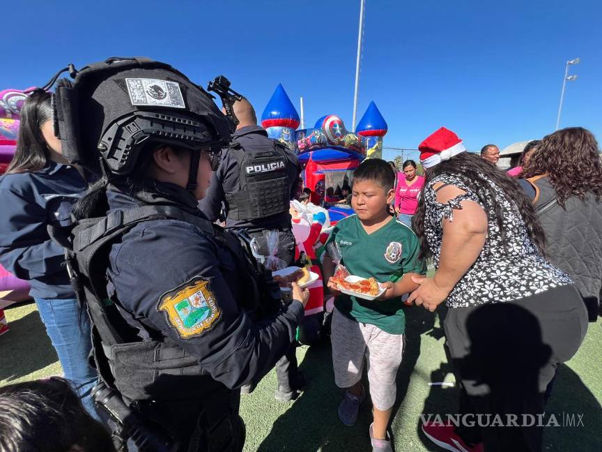$!Autoridades y policías compartieron alimentos y regalos con los menores.
