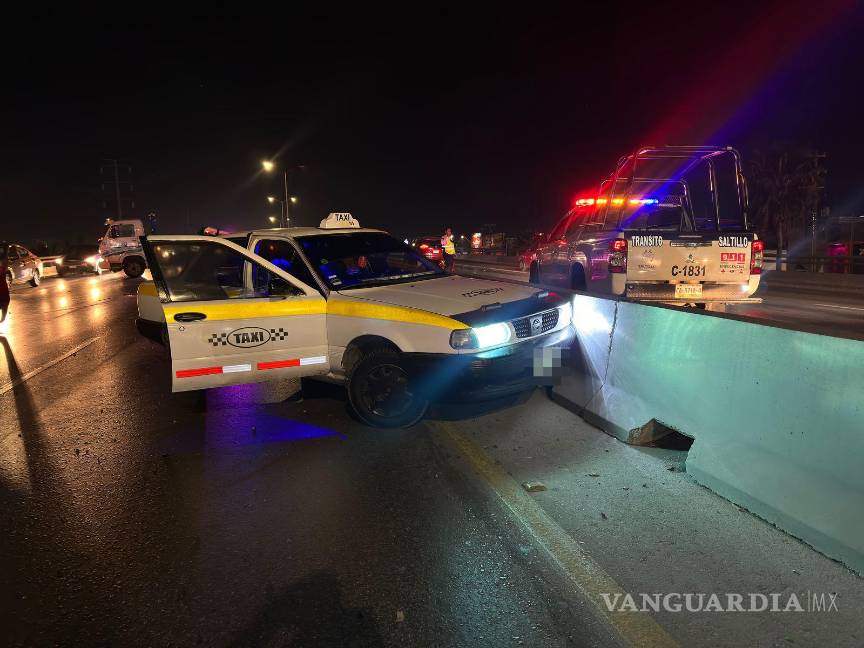 $!El taxi involucrado quedó abandonado en la escena, ya que el conductor huyó a pie tras el percance.