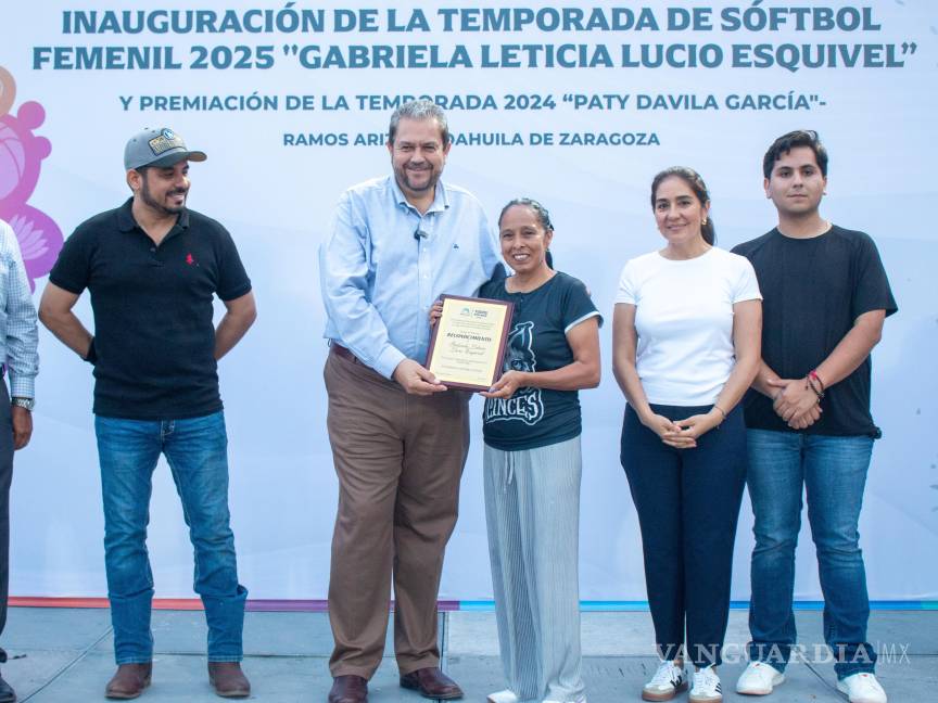 $!Gabriela Leticia Lucio Esquivel recibe entre aplausos el reconocimiento que da nombre a la temporada 2025 de la Liga Municipal Femenil de Softbol en Ramos Arizpe.