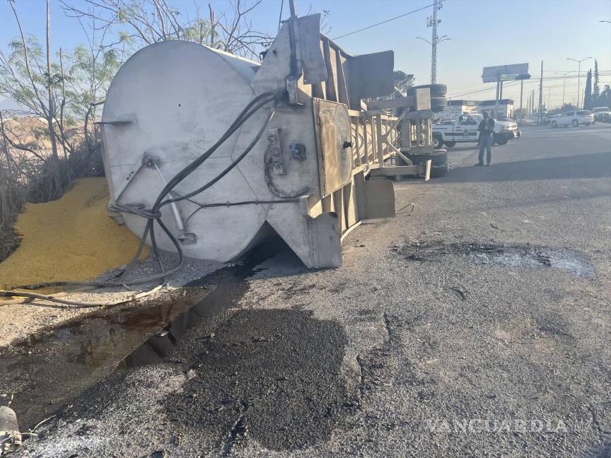 Tráiler vuelca por exceso de carga y derrama 20 toneladas de alimento para gallo en Saltillo