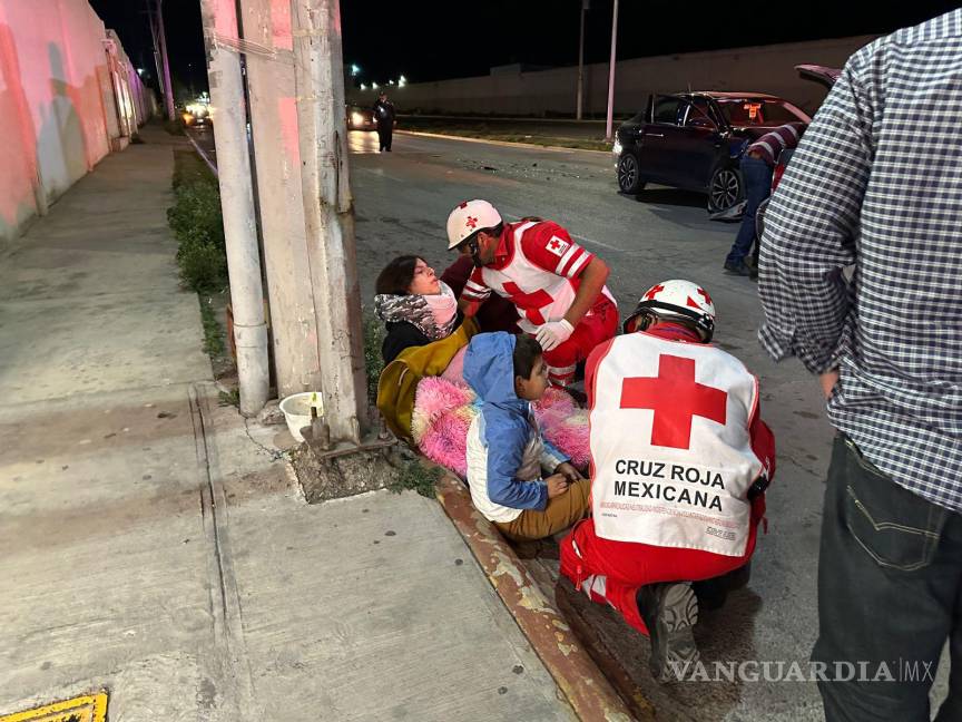 $!Los socorristas de la Cruz Roja acudieron al llamado para hacer la valoración de los involucrados.