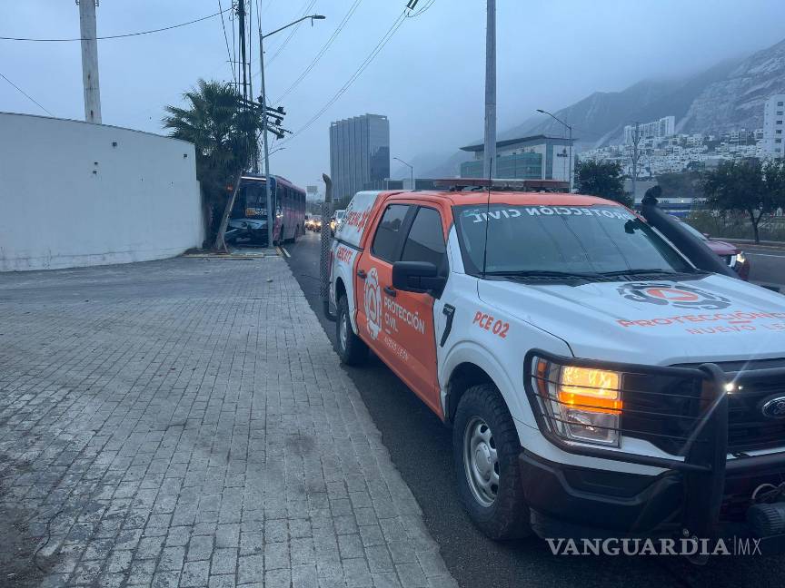 Camión de pasajeros se impacta contra poste con saldo de cuatro lesionados en NL