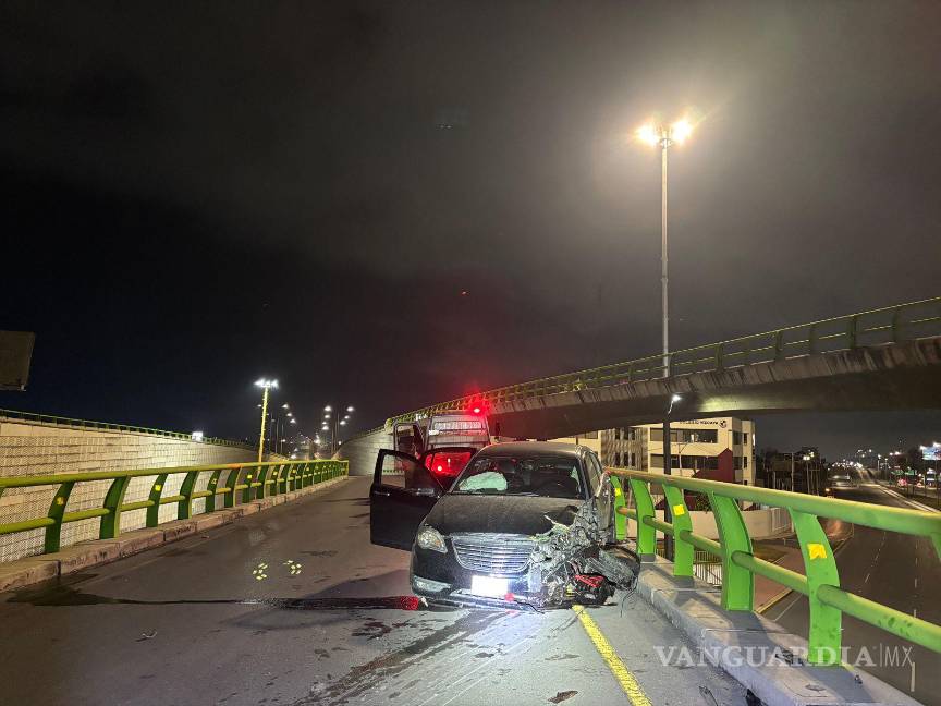 $!El conductor perdió el control en la curva más alta del distribuidor vial.