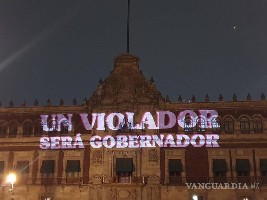 $!‘AMLO, date cuenta’, feministas proyectan consignas en Palacio Nacional