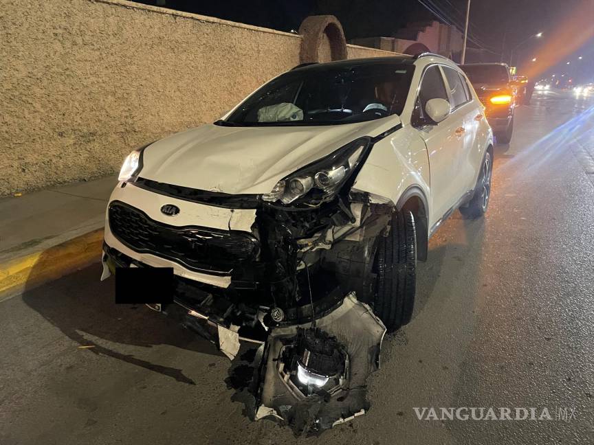 Se pasa semáforo en rojo y causa accidente múltiple en cruce de bulevares de Saltillo