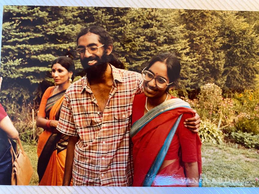 $!Tejaswini Rao conversa con los invitados a la fiesta mientras Subramanyam y Saraswathi Vedam se abrazan en la fiesta de aniversario de bodas de sus padres.