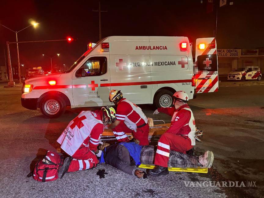 $!Paramédicos de la Cruz Roja atendieron al motociclista, quien fue trasladado al hospital con lesiones de consideración.