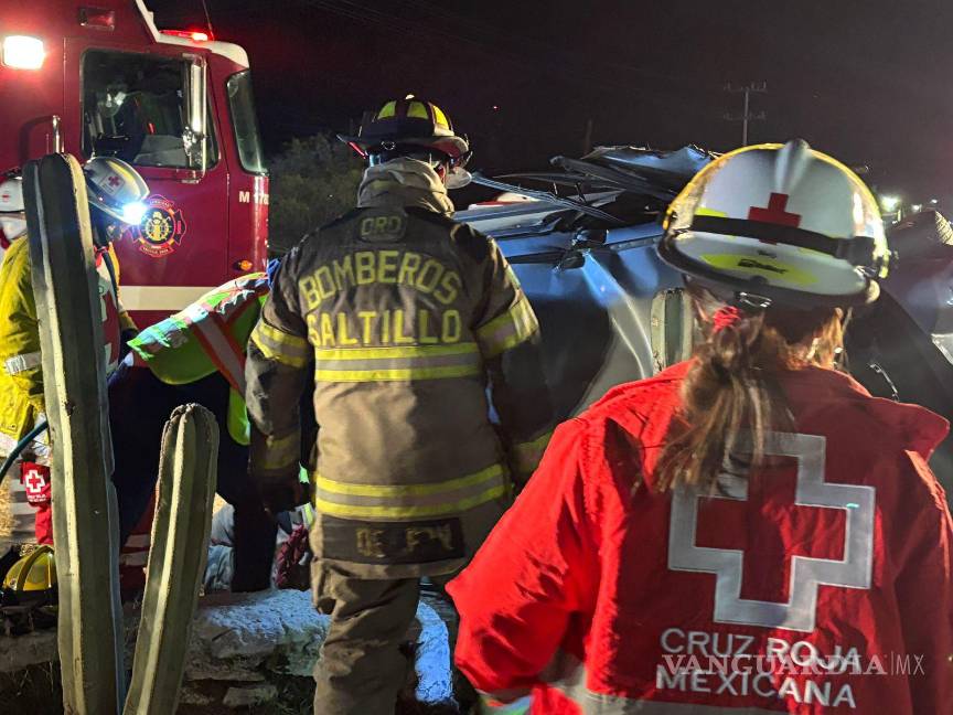 $!Bomberos y rescatistas de la Cruz Roja utilizan equipo hidráulico para retirar el techo del automóvil y liberar a los ocupantes atrapados tras la volcadura.
