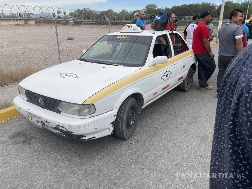 Policías de Saltillo detienen a taxista ante denuncia de robo falsa