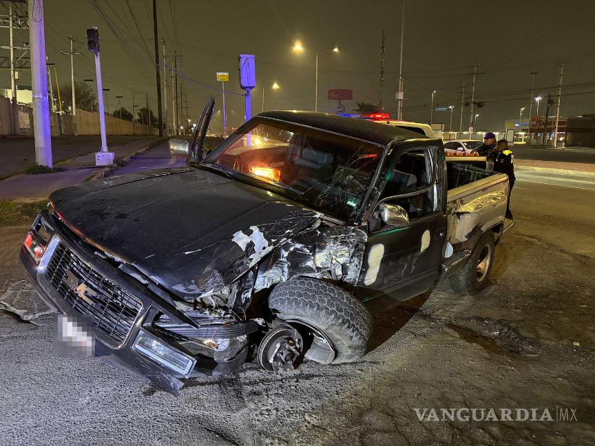 $!La camioneta Chevrolet se pasó un semáforo en rojo y colisionó contra una camioneta Dodge Journey.