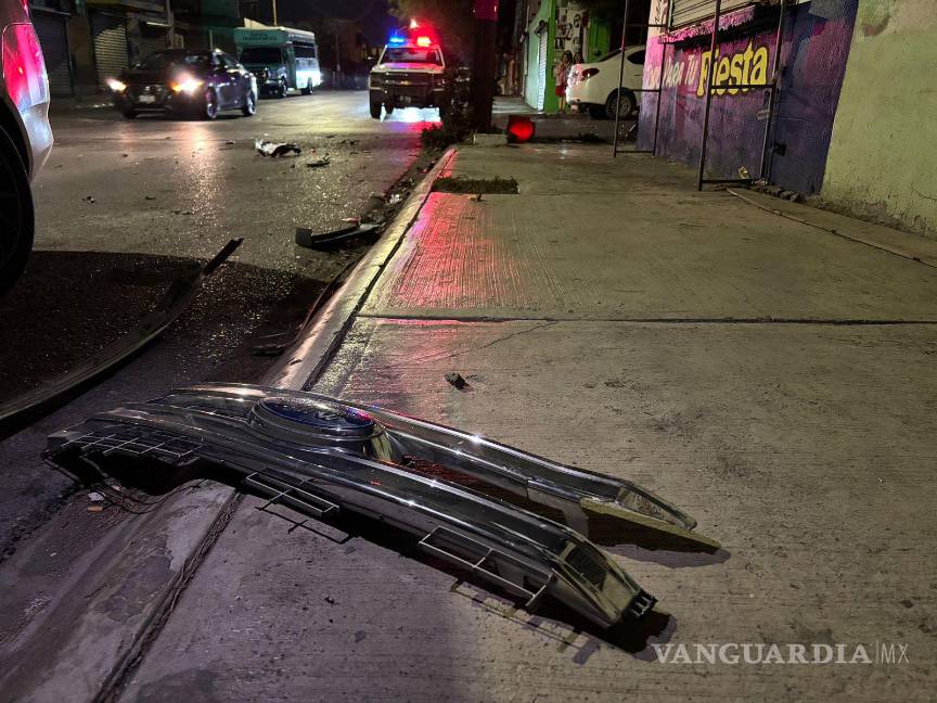 $!En el sitio se localizó la facia delantera de la camioneta Ford presuntamente responsable del accidente.