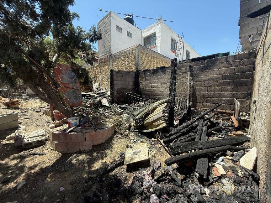 Incendio en colonia Universo consume bodega de ropa en Saltillo