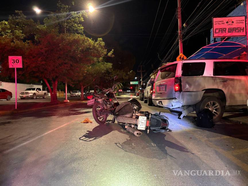 $!Los tripulantes de la motocicleta quedaron tendidos sobre el pavimento luego de chocar contra una camioneta Chevrolet Tahoe en la colonia Los Álamos.