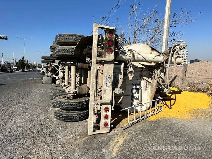 Tráiler vuelca por exceso de carga y derrama 20 toneladas de alimento para gallo en Saltillo