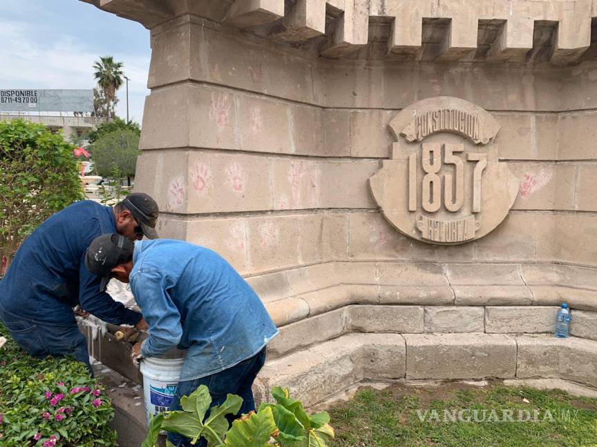 $!Monumento en Torreón recibe trabajos de atención después de daños en marcha