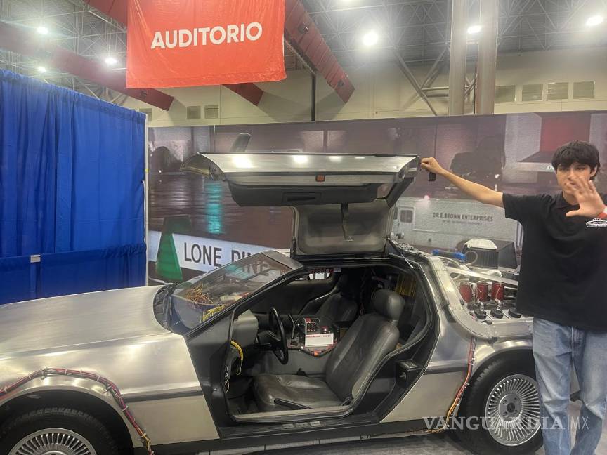 Enloquece el ‘Doc Brown’ a los fanáticos de ‘Volver al Futuro’, en Monterrey