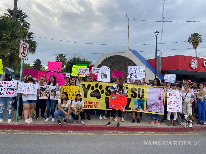 $!Manifestaron su rechazo total a la masacre que cometieron los elementos de Bomberos de Monclova.