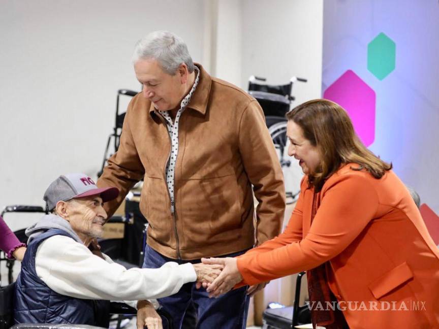 $!El alcalde Chema Fraustro y su esposa Beatriz Dávila entregan sillas de ruedas a beneficiarios en un evento de compromiso social.