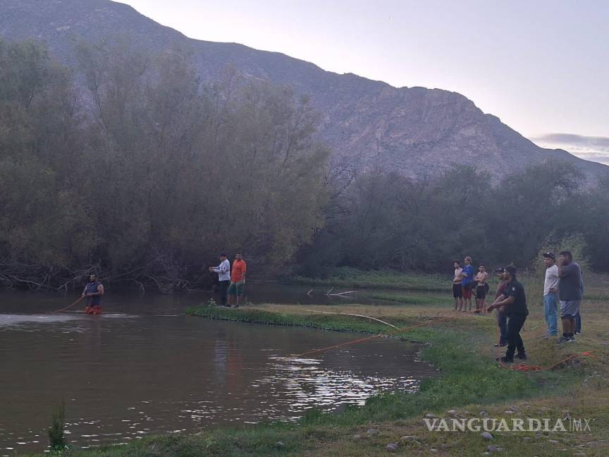 $!Voluntarios de la comunidad apoyan con embarcaciones y herramientas propias en el operativo de rastreo.