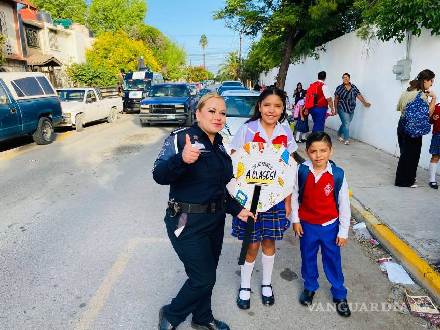 $!Padres de familia y docentes reciben indicaciones de los oficiales durante el operativo de regreso a clases en Saltillo.