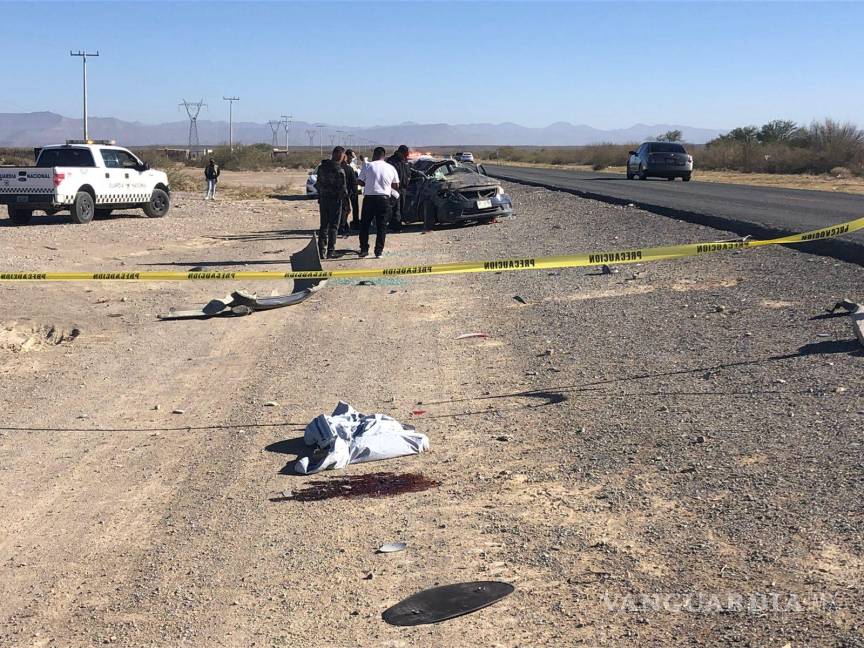 $!El cuerpo de la conductora del vehículo, una mujer de entre 30 y 35 años, salió volando y quedó a un costado de la carretera. FOTO: JUAN FRANCISCO VALDÉS
