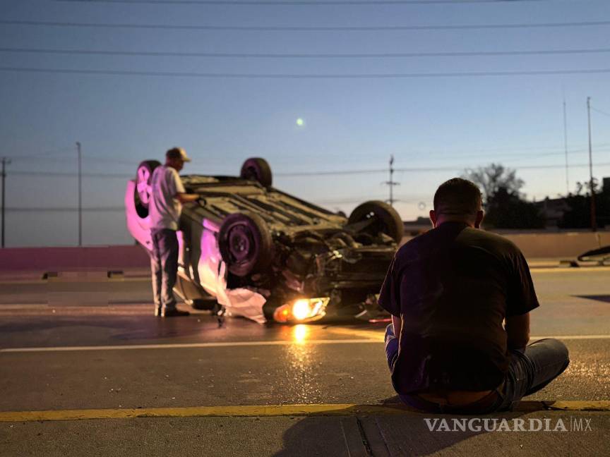 $!Pese a lo aparatoso del incidente, no se reportaron personas lesionadas, solo daños materiales.