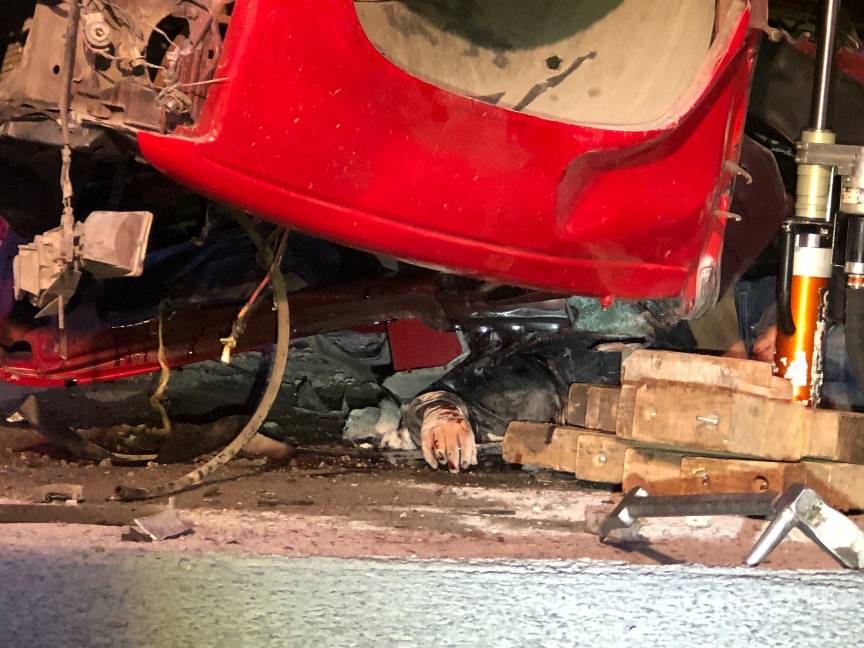 $!El conductor se reportó sin vida, ya que los paramédicos poco pudieron hacer, pues este ya no contaba con signos vitales.