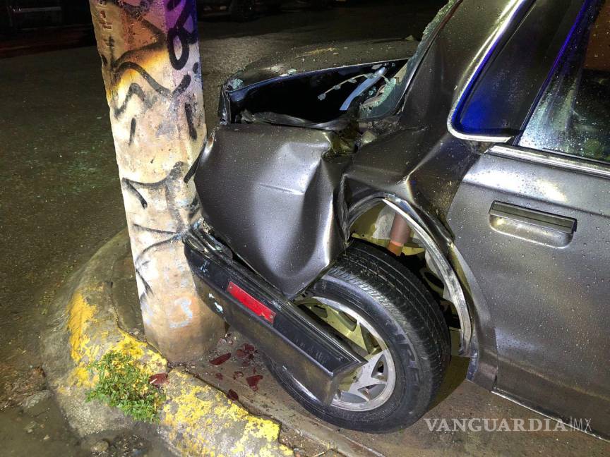 $!El vehículo Chevrolet colisionó contra un poste de concreto en una calle de la colonia Nueva Jerusalén durante la madrugada.