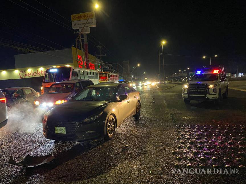 $!Agentes de Tránsito Municipal realizaron las diligencias tras la carambola registrada en el bulevar Fundadores.