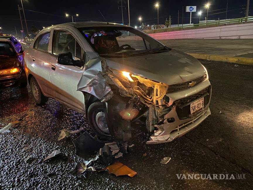 $!El Chevrolet Beat involucrado fue el primero en causar el accidente múltiple, dejando daños materiales en varios vehículos.